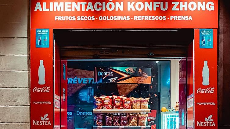 This the 'secret' bar in Granada that is hidden behind a vending machine frontage