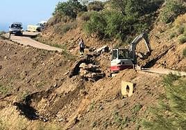 Emergency work is under way to clear the landslide on the road between Vallejos and Macharaviaya in the Axarquía.
