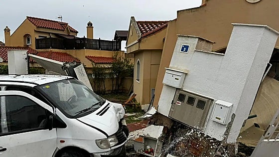 Fleeing thieves smash into adjoining properties in Mijas Costa after losing control of getaway vehicle