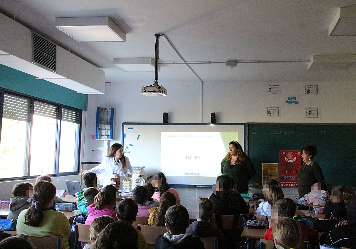 Children at one of the schools in Cártama attend the workshop.