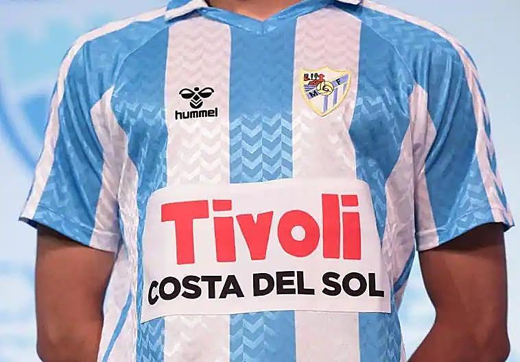 Image of the queue of fans outside the La Rosaleda shop, an hour and a half before opening, to buy a Málaga shirt commemorating the 120th anniversary.