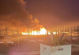 The flames gutted the Playa Carolina business in La Carihuela, Torremolinos: