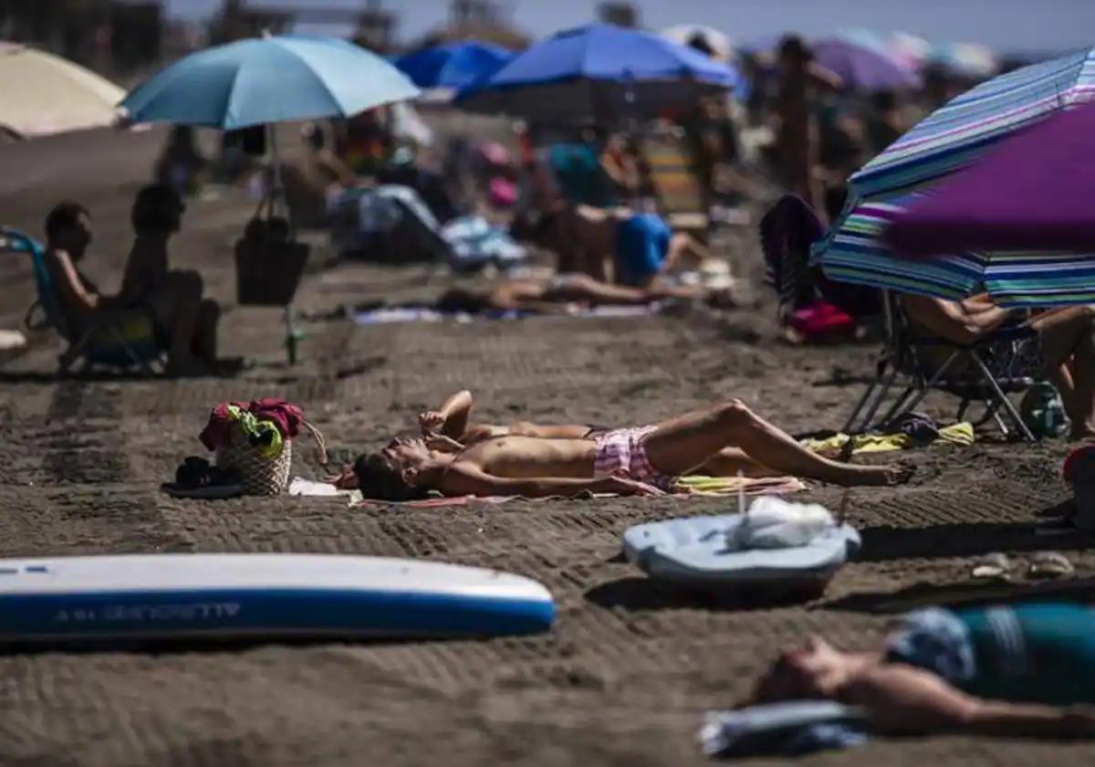 Spain's Met Office warns of summer-like temperatures of up to 33C in Malaga and forecasts there's no sign of rain on the horizon