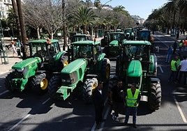 The tractor blockade in Paseo del Parque.
