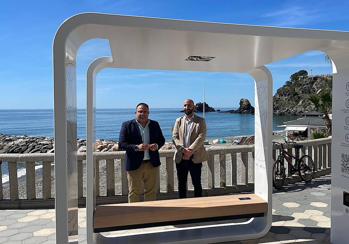 Mayor of Almuñécar Juanjo Ruiz joya and tourism councillor Daniel Barbero with one of the cubes.