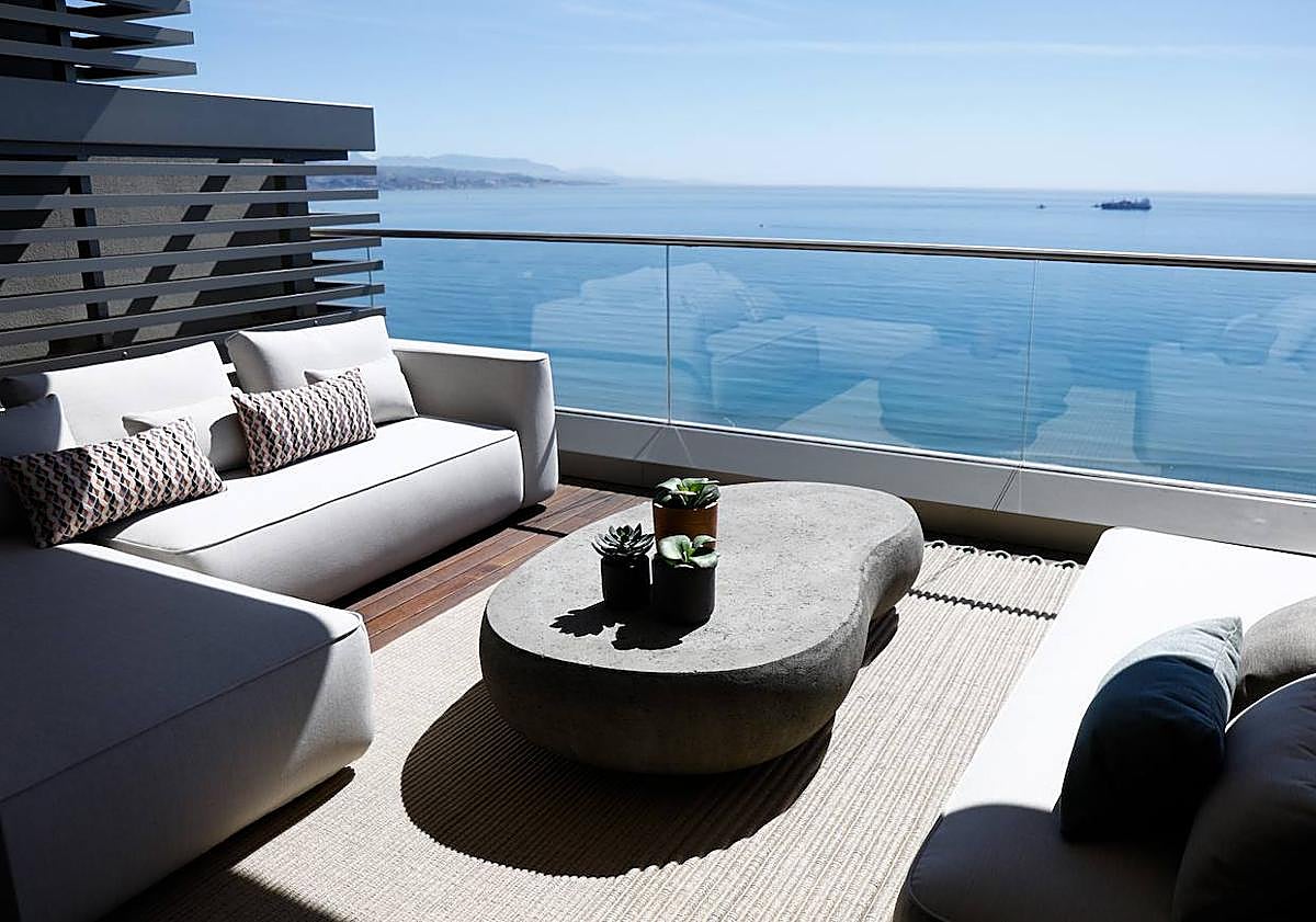 Imagen principal - Take a peek inside as eye-watering price of two 'jewel in the crown' sea-facing penthouses in Malaga city is revealed