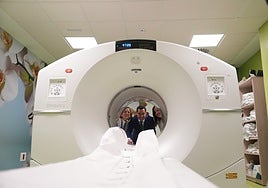 Juanma Moreno, with some of the new hospital equipment.