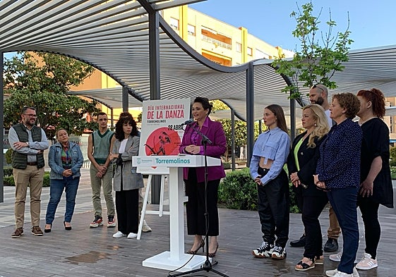 Margarita del Cid announces the dance day activities.