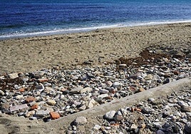 State of the beach of La Venus, in Marbella.