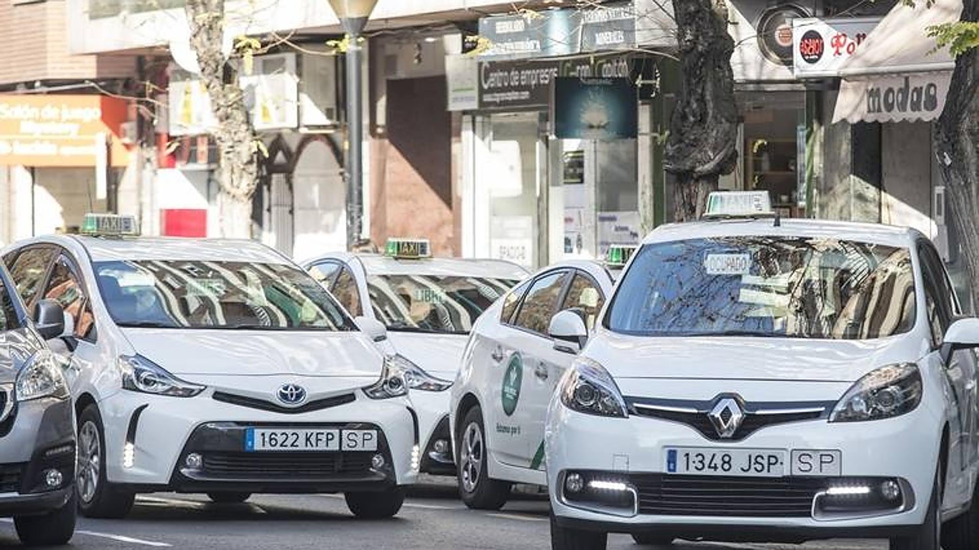 Now you can call a taxi in Granada via WhatsApp Sur in English