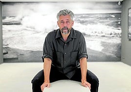 The photographer Ricky Dávila in the gallery of the Jorge Rando Museum.