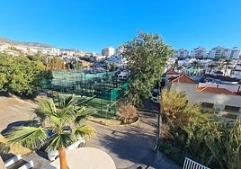 View of the padel courts at the Club de Raqueta from the Palmeras building.
