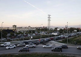 Tailbacks of traffic are very frequent at the entrances to the Plaza Mayor shopping centre.