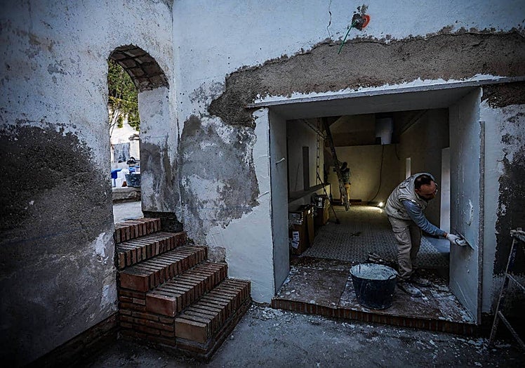 Working on the future tourist reception hall.