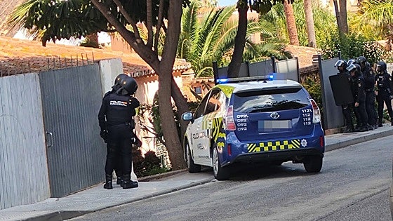 Panic outside Marbella school as driver of Ferrari pulls out gun and threatens people