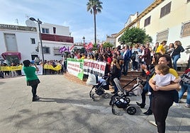 Participants in the protest held this Wednesday in front of the casa de la cultura in Arroyo de la Miel.