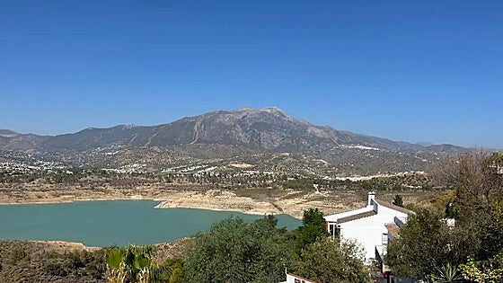Malaga's Axarquía region seeks consensus over swimming pools