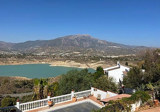 View of La Viñuela reservoir from a house with swimming pool in Los Romanes in the Axarquía.