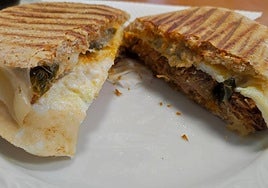 Wholemeal pork loin mollete with peppers and egg.