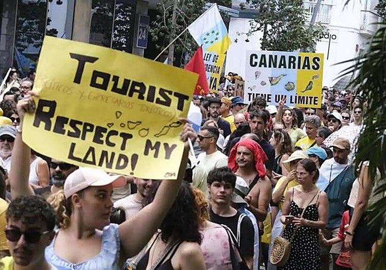 Street protest in Santa Cruz de Tenerife.