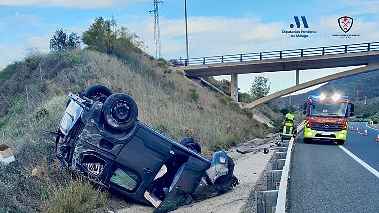 Two people injured after van overturns on A-7 motorway on the Costa del Sol