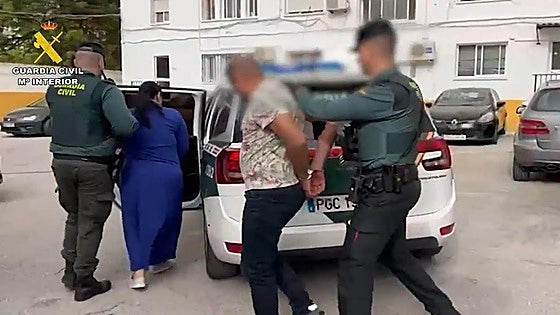Two arrested on AP-7 Costa del Sol motorway toll road after 28 kilos of hashish found hidden in boot