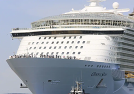 Departure of the Oasis of the Seas cruise ship from the Cadiz shipyard in 2019.