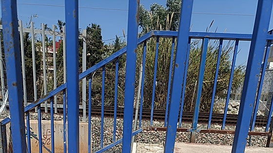 Who is responsible for repair of 'dangerous' footbridge over train tracks leading to busy school in Torremolinos?