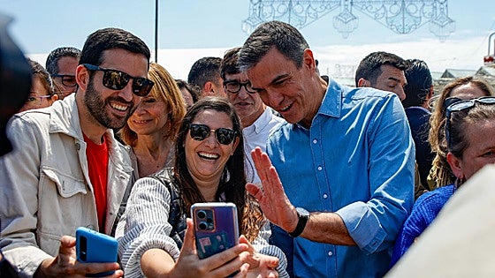 Pedro Sánchez gets out and about again after deciding to stay on as Spanish PM