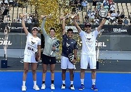 Bea González and Delfi Brea, alongside the men's winners, Fede Chingotto and Ale Galán.