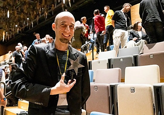 Juan Gil with the silver award at the gala on Sunday.