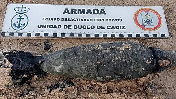 Spanish Navy's bomb squad deactivates 60-millimetre mortar shell found on Andalusian beach