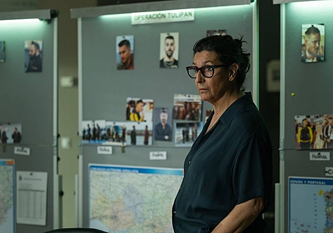 Elvira Mínguez gives life to the bloodhound who nips at the heels of Mocro Maffia.