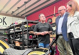 Junta delegate Patricia Navarro and Vélez-Málaga mayor Jesús Lupiáñez with businessman Francisco Alí.