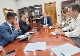 Lara and members of his council during the meeting with the Aehcos.