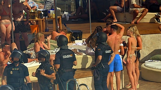 Spectacular police raid, by land and air, surprises beach club partygoers on the Costa del Sol