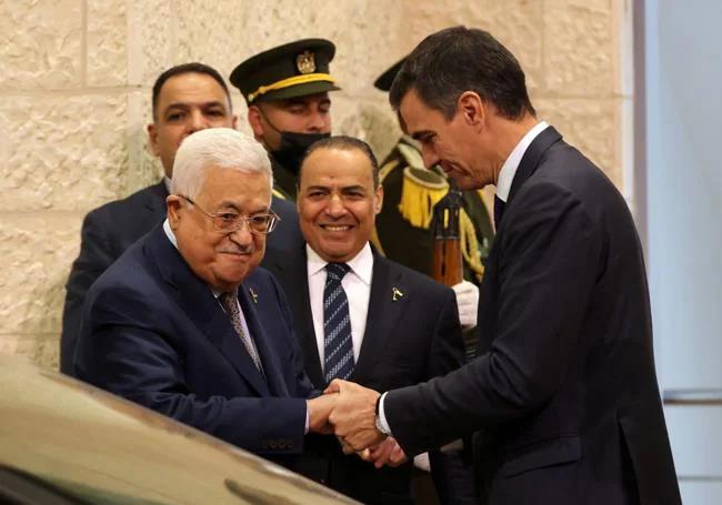 The Palestinian president, Mahmoud Abbas, greets the head of the Spanish government. Pedro Sánchez, after their meeting in Ramallah on 23 November.