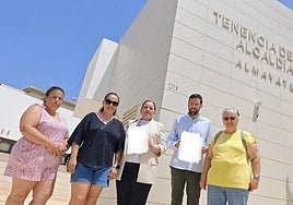 Residents of Almayate with PSOE councillors Charo Gómez and Víctor González.