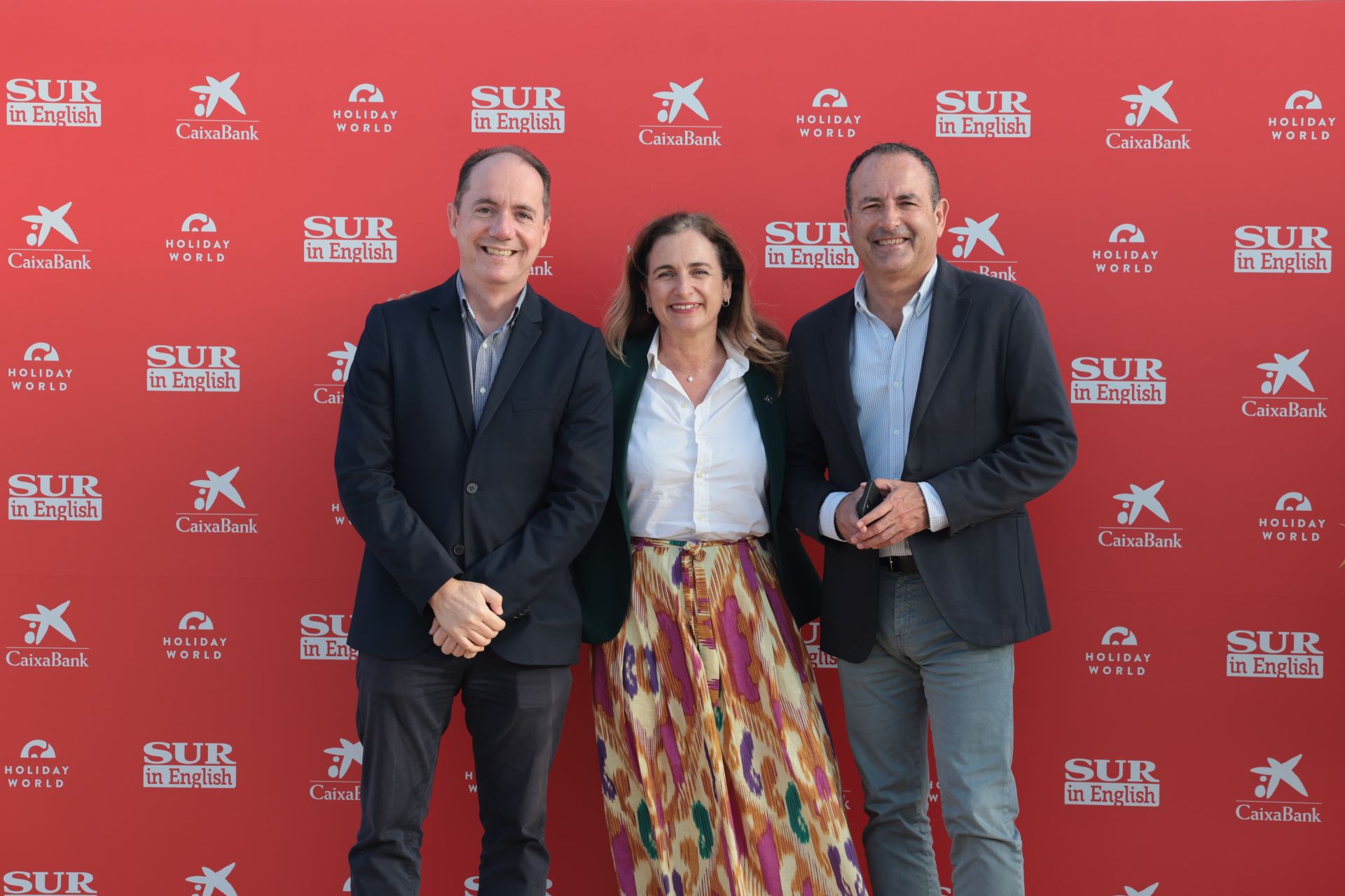 Federico Moret (l) and Manolo Castillo (r) of Diario SUR with Mari Francis Peñarroya of Holiday World Benalmádena.