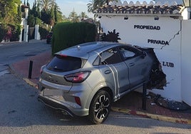 Driver spectacularly crashes car in residential area of Marbella and flees after accident