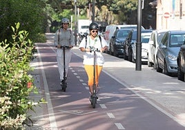 Electric scooter users this week on the bike lane on Avenida de Cervantes in Malaga.