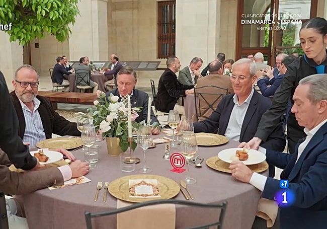 Take of the lunch attended by elders and political leaders.