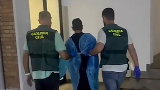 Watch as 'El Chumbo', the armed man who escaped police cordon in Malaga town, is finally captured