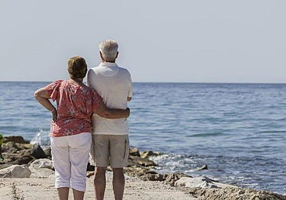 Andalucía's free card for the over-65s: what discounts does it entitle you to receive and how do you apply for it?