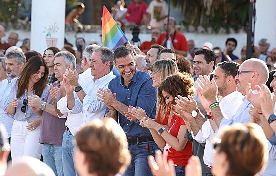 PSOE on the Costa turns out in support of Spain's PM Pedro Sánchez and his wife Begoña Gómez, who made an appearance after court summons