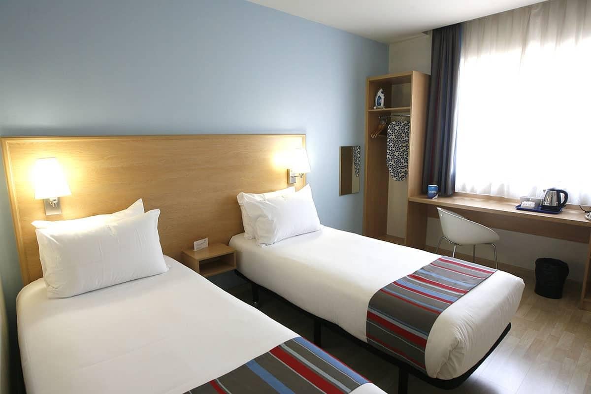 A bedroom of the Travelodge Madrid Torrelaguna.