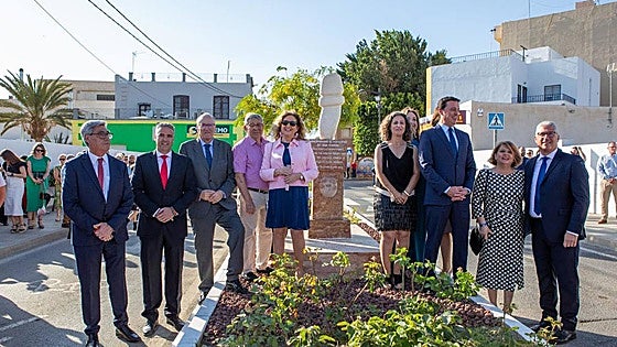 Why did the unveiling of this sculpture in Spain go viral on social media?