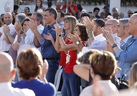 Pedro Sánchez applauds next to his wife Begoña Gómez at the PSOE rally in Benalmádena Pueblo on Wednesday evening.