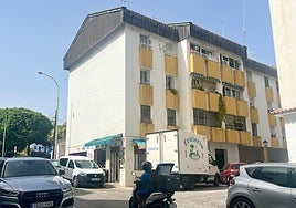Façade of the building where the incident happened, in San Pedro Alcántara.