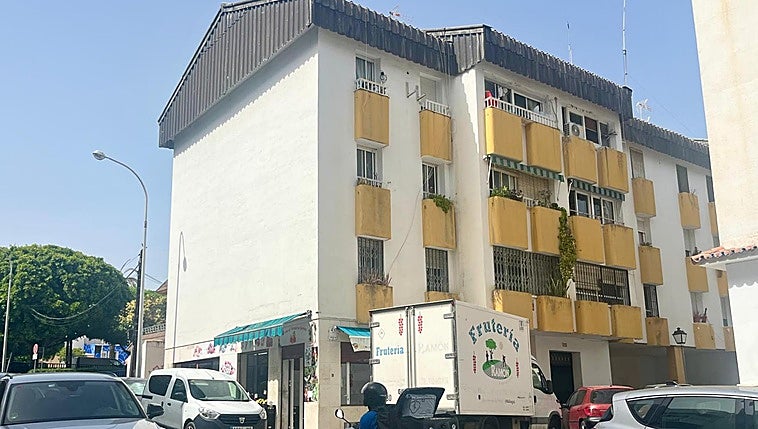 Man who barricaded himself inside Marbella property with his flatmate held hostage at knifepoint is arrested